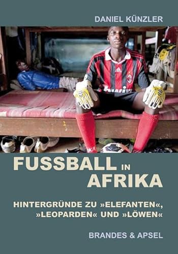 9783860996706: Fuball in Afrika: Hintergrnde zu Elefanten, Leoparden und Lwen