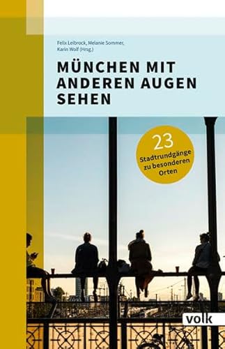 Stock image for Mnchen mit anderen Augen sehen: 23 Stadtrundgnge zu besonderen Orten for sale by Revaluation Books