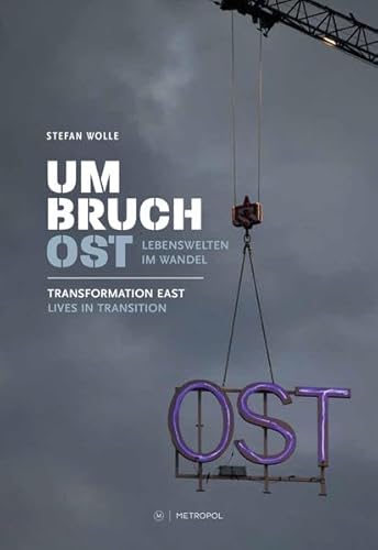 Stock image for Umbruch Ost / Transformation East: Lebenswelten im Wandel. Begleitband zur gleichnamigen Ausstellung / Lives in Transition. Companion volume to the eponymous exhibition for sale by medimops