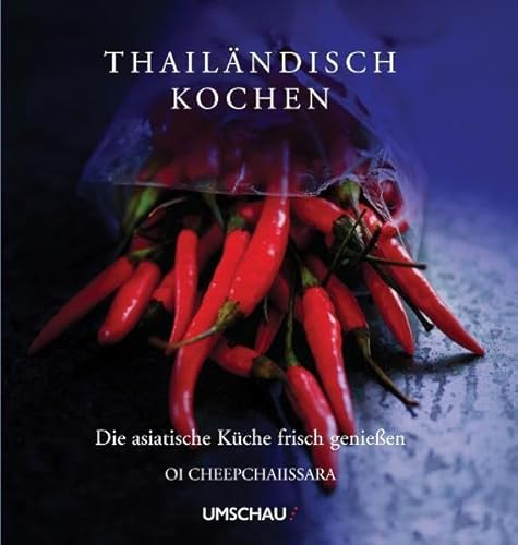 Thailändisch Kochen: Die asiatische Küche frisch genießen thailändische Küche Thailand Rezepte Thai Dim Sum Asien Asia Cuisine Asian Cooking Kokos Ingwer Zitronengras Koriander Chili Jasminreis Fischsauce Grüner Papayasalat Limetten Fisch Meeresfrüchte Fleisch Geflügel Würziges Entenhackfleisch Gemüse Reis Nudeln Desserts Kokosklebreis Mango Küche Rezept Thai Thailänderin Essen Trinken Länderküchen Genuss Kochen Kochbuch Oi Cheepchaiissara, Stephanie Schauenburg und Nicola Dellian - Oi Cheepchaiissara, Stephanie Schauenburg und Nicola Dellian