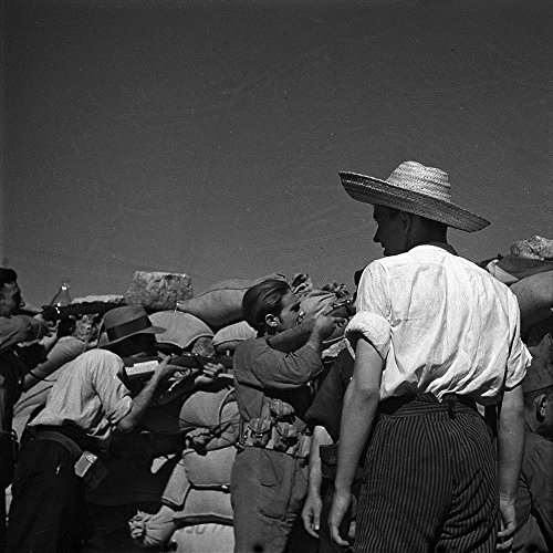 Stock image for Gerda Taro - with Robert Capa as Photojournalist in the Spanish Civil War: Mit Robert Capa im Spanischen Brgerkrieg for sale by medimops