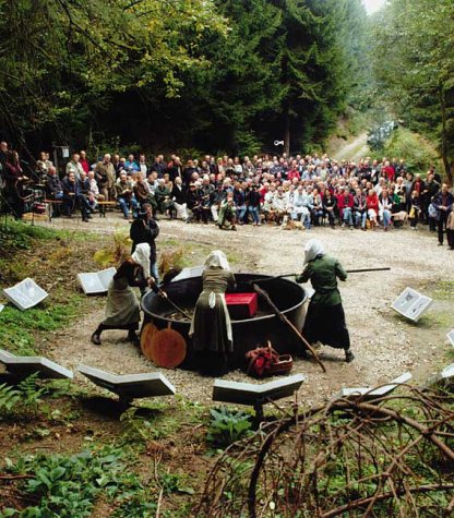 Lili Fischer, Hexenplatz. Anläßlich der Fertigstellung der Skulptur 'Hexenplatz', Standort 8 des Waldskulpturen-Wegs, Wittgenstein, Sauerland. - Fischer, Lili