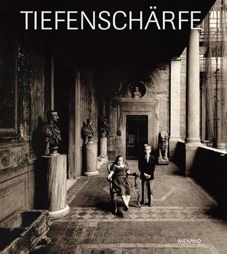 Beispielbild fr Tiefenscharfe: Bilder Vom Menschen Aus Den Fotosammlungen Des Institut D'Art Contemporain-Collection Rhone-Alpes, Villeurbanne / Lyon Und Des Musee D'Art Moderne De Saint-Etienne Metropole Depth of zum Verkauf von Midtown Scholar Bookstore