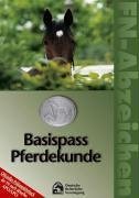 Beispielbild fr FN-Abzeichen. Basispass Pferdekunde: Offizielles Prfungslehrbuch der FN nach aktueller APO/LPO zum Verkauf von medimops