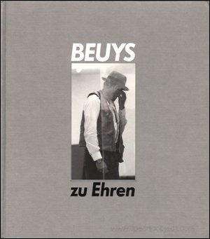 Beispielbild fr Beyus zu Ehren. Zeichnungen, Skulpturen, Objekte, Vitrinen und das Environment ?Zeige deine Wunde? von Joseph Beuys. Gemlde, Skulpturen, Zeichnungen, Aquarelle, Environments und Video-Instellationen von 70 Knstlern. Herausgegeben von Armin Zweite. zum Verkauf von Rotes Antiquariat Wien