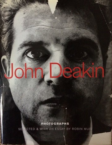 Beispielbild fr John Deakin, Photographs, Engl. ed.: Catalogue to the exhibition at the National Portrait Gallery, London (12.4.-14.7.1996), the Fotomuseum im . and other European museums. Deakin, John and Muir, Robin zum Verkauf von BcherExpressBerlin