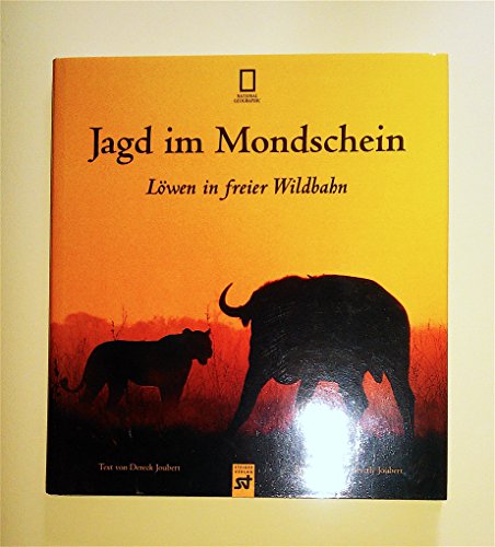 Stock image for Jagd im Mondschein. Lwen in freier Wildbahn for sale by medimops