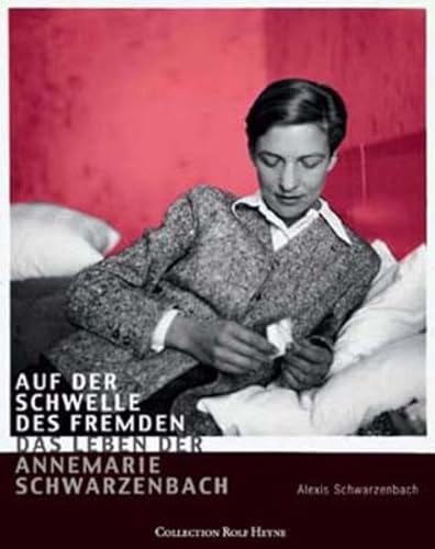 Auf der Schwelle des Fremden Das Leben der Annemarie Schwarzenbach Alexis Schwarzenbach Literatur Biografien Erfahrungsberichte Bildbiografie Mann, Erika Mann, Klaus Schriftstellerin Schwarzenbach Annemarie Biografien Erinnerungen »Das Leben zerfetzt sich mir in 1000 Stücke«, schreibt Annemarie Schwarzenbach 1935 in einem Brief an Klaus Mann düstere Zeilen für eine 27-Jährige. Dabei scheint die begabte Schriftstel lerin und Tochter aus reichem Schweizer Elternhaus vom Glück eigentlich begünstigt: gebildet, von außergewöhnlicher androgyner Schönheit und Melancholie sie verdreht Männern und Frauen gleichermaßen den Kopf und mit einer großen Leidenschaft für alles Fremde führt sie ein unangepasstes Leben. Mit ihrem Auto fährt sie von der Schweiz nach Afghanistan, Indien, Irak und Iran, wo sie auch einige Zeit lebt; sie arbeitet in Belgisch-Kongo und den USA. Ihre Erlebnisse hält sie in faszinierenden Fotografien und poetischen Texten fest. Aber es gibt auch eine dunkle Seite: Ex zesse, Dr - Alexis Schwarzenbach (Autor)