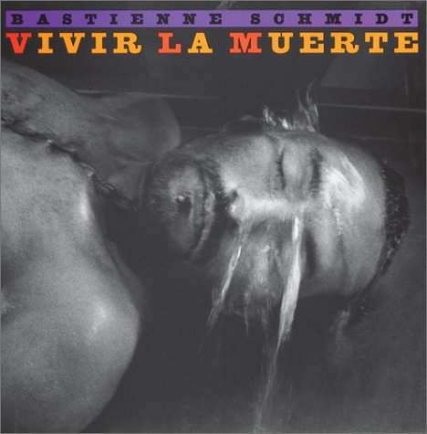 Beispielbild fr Vivir la Muerte: Living with Death in Latin America. Photographs by Bastienne Schmidt. zum Verkauf von Powell's Bookstores Chicago, ABAA