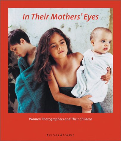 Beispielbild fr In Their Mother's Eyes : Women Photographers and Their Children zum Verkauf von Better World Books