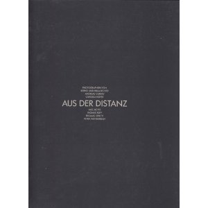 Beispielbild fr Aus der Distanz: Photographien (German Edition) zum Verkauf von Santa Fe Used Books