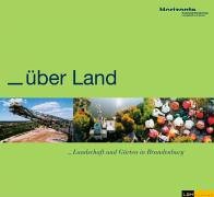 9783928119887: ber Land. Landschaft und Grten in Brandenburg