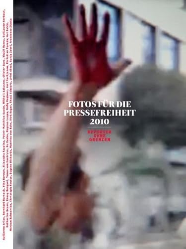 Beispielbild fr Fotos fr die Pressefreiheit 2010: Reporter ohne Grenzen von Reporter ohne Grenzen, Tomas van Houtryve, Dirk Sager und Bernhard Bartsch  Fotos fr die Pressefreiheit" zeigt mit einem neuen Erscheinungsbild, wie besorgniserregend die Lage der Pressefreiheit in vielen Lndern der Welt ist. Im Fokus stehen die Staaten der Welt, in denen 2009 das Recht auf freie Information am strksten behindert wurde, in denen Journalisten verfolgt, bedroht oder verhaftet wurden, in denen freie Meinungsuerung das Leben kosten kann. Der Band vereint lngere Fotostrecken mit eher essayistischem Charakter und Reportagen, Bilder von hoher Qualitt und mitunter verstrender Wirkung und starke Texten, Berichten und Interviews. Fotografien unter anderem von Nina Berman, Mikhail Galustov, Guillaume Herbaut, Katharina Hesse, Eugene Richards, Shaul Schwarz, Alixandra Fazzina, Thomas van Houtryve. Mit Textbeitrgen unter anderem von Olivier Guez, Mathieu von Rohr, Dirk Sager, Sonja Zekri Fotos fr die Pressefreih zum Verkauf von BUCHSERVICE / ANTIQUARIAT Lars Lutzer