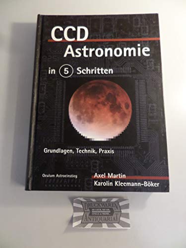 Beispielbild fr CCD-Astronomie in 5 Schritten. Grundlagen, Technik, Praxis [Gebundene Ausgabe] von Axel Martin (Autor), Karolin Kleemann-Bker Oculum Astroeinstieg Endlich: die deutschsprachige Anleitung fr CCD-Astronomen kommt! Die Oculum-Neuerscheinung fllt eine Lcke, denn jahrelang mussten Benutzer astronomischer CCD-Kameras auf englischsprachige Literatur zurckgreifen. Nun hat ein kompetentes Autorenpaar Abhilfe geschaffen. CCD-Astronomie in 5 Schritten widmet sich ausfhrlich: den Grundlagen der CCD-Technik, der Kamerawahl, der Steuerung und Benutzung einer Kamera, der Bildkorrektur und Bildbearbeitung, der Anwendung bei Photometrie, Astrometrie und Farbfotografie. Der Wert des Buches ergibt sich aus den zahlreichen Tipps aus der jahrelangen Praxis der Autoren. ber 220 Abbildungen teilweise in Farbe sowie Tabellen veranschaulichen den Inhalt, dem jeder Astronomie-Einsteiger folgen kann. CCD-Astronomie in 5 Schritten ist als Folgeband von Astrofotografie in 5 Schritten konzipiert, das d zum Verkauf von BUCHSERVICE / ANTIQUARIAT Lars Lutzer