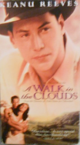 9786303949437: A Walk in the Clouds [VHS]