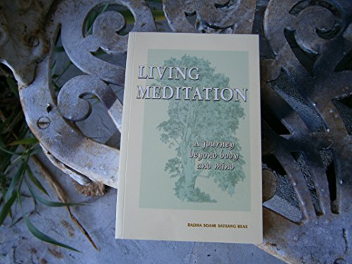 9788182560505: Living Meditation