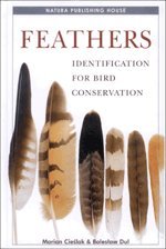 9788392441007: Feathers: Identification for Bird Conservation