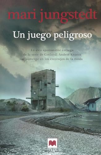 Stock image for Un juego peligroso / The Dangerous Game for sale by Revaluation Books