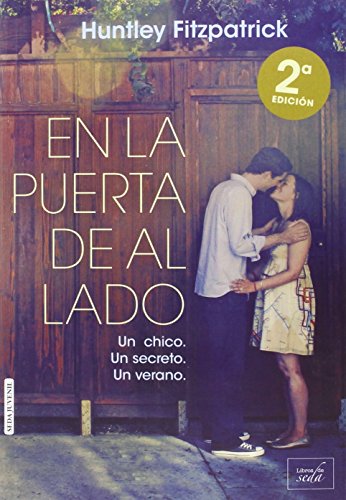 Stock image for EN LA PUERTA DE AL LADO: UN CHICO. UN SECRETO. UN VERANO for sale by KALAMO LIBROS, S.L.