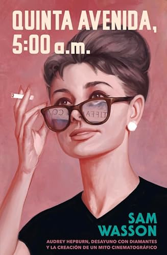 Stock image for Quinta Avenida, 5:00 AM: Audrey Hepburn, Desayuno con diamantes y la creacin de un mito cinematogrfico (Es Pop Ensayo, Band 31) for sale by medimops