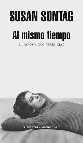 Stock image for Al mismo tiempo/ At the Same Time: Ensayos Y Conferencias/ Essays and Speeches for sale by Ammareal