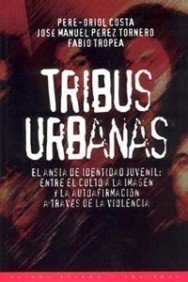 Beispielbild fr Tribus urbanas : el ansia de identidad juvenil : entre el culto a la imagen y la autoafirmacin a travs de la violencia zum Verkauf von Librera Prez Galds