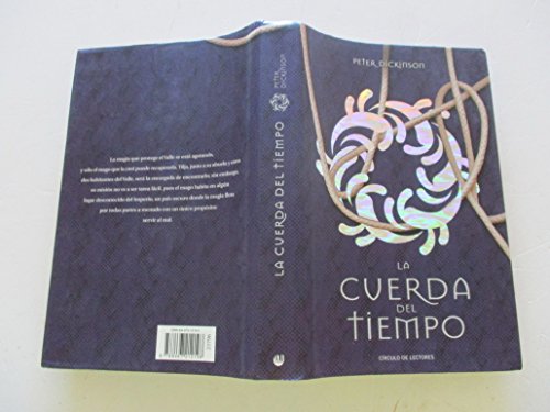 Durante siglos, un poderoso encantamiento ha protegido el Valle de la invasión de las tribus salvajes y del dominio del Emperador. Pero ahora la magia está perdiendo fuerza y la joven Tilja emprende un largo y peligroso viaje al corazón del Imperio para encontrar a Faheel, el hombre que, tiempo atrás, dio poderes mágicos a sus antepasados. Tilja y sus tres acompañantes atravesarán desiertos, escarpadas montañas y majestuosas ciudades, pero pronto descubrirán que no son los únicos que desean encontrar al mago. Los Vigilantes del Imperio, unos temibles brujos al servicio del Emperador, ambicionan apoderarse de algo que Faheel custodia: un anillo que permite tejer y destejer la cuerda del tiempo
