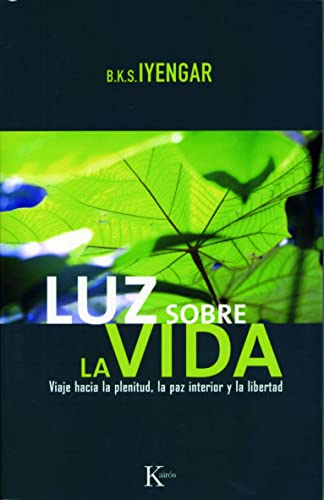 Imagen de archivo de Luz sobre la vida/ Light On Life: Viaje hacia la plenitud, la paz interior y la libertad/ The Yoga Journey to Wholeness, Inner Peace, and Ultimate Freedom a la venta por Revaluation Books