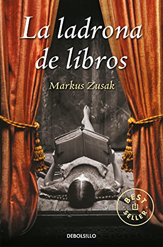 Stock image for La ladrona de libros / The Book Thief (Spanish Edition) [Mass Market Paperback] Zusak, Markus for sale by Sugarcane Media