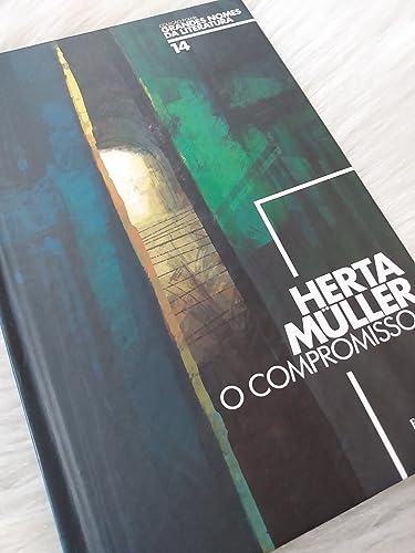 Stock image for livro o compromisso coleco grandes nomes da literatura 14 herta muller 2016 for sale by LibreriaElcosteo