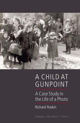 9788779340992: A Child at Gunpoint: A Case Study in the Life of a Photo