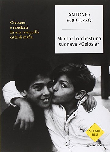 9788804611158: Mentre l'orchestrina suonava Gelosia. Crescere e ribellarsi in una tranquilla citt di mafia (Strade blu. Non Fiction)