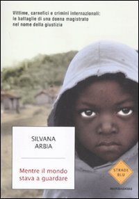 9788804612964: Mentre il mondo stava a guardare. Vittime, carnefici e crimini internazionali: le battaglie di una donna magistrato nel nome della giustizia (Strade blu. Non Fiction)