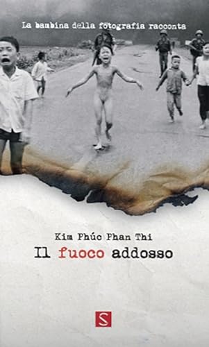 Stock image for Il fuoco addosso. La bambina della fotografia racconta. Ediz. italiana, inglese e francese for sale by libreriauniversitaria.it