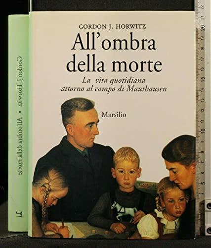 Stock image for All'ombra della morte. La vita quotidiana attorno al campo di Mauthausen for sale by Librerie Dedalus e Minotauro