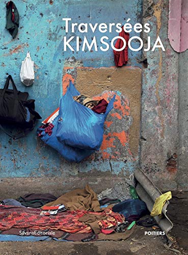 Stock image for Travers?es Kimsooja - identit?, fronti?re, m?moire (English and French Edition) for sale by Front Cover Books