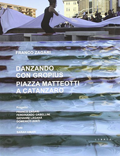 Imagen de archivo de Danzando con Gropius. Piazza Matteotti a Catanzaro. Ediz. italiana e inglese a la venta por Brook Bookstore