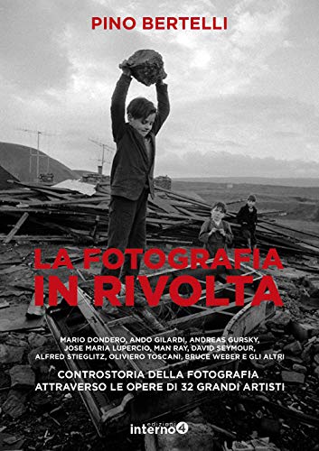 Imagen de archivo de La fotografia in rivolta. Controstoria della fotografia attraverso le opera di 32 grandi artisti (Italian) a la venta por Brook Bookstore