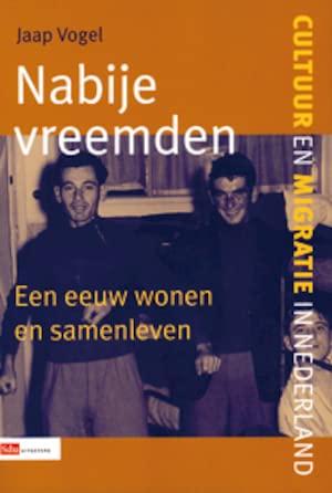 Stock image for Nabije vreemden. Een eeuw wonen en samenleven. for sale by Antiquariaat Schot