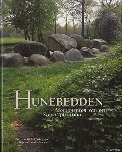 Stock image for Hunebedden. Momunenten van een Steentijdcultuur. for sale by Erwin Antiquariaat