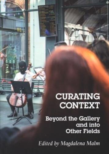 Imagen de archivo de Curating Context Beyond the Gallery and into Other Fields a la venta por AwesomeBooks