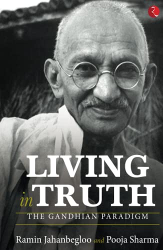9789355207821: LIVING IN TRUTH: The Gandhian Paradigm