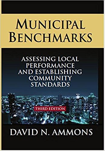 Beispielbild fr Municipal Benchmarks Assessing Local Performance And Establishing Community Standards zum Verkauf von Romtrade Corp.