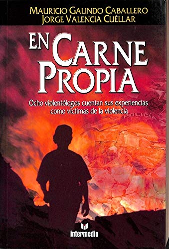 9789582810955: En carne propia: Ocho violentlogos cuentan sus experiencias como victimas de la violencia