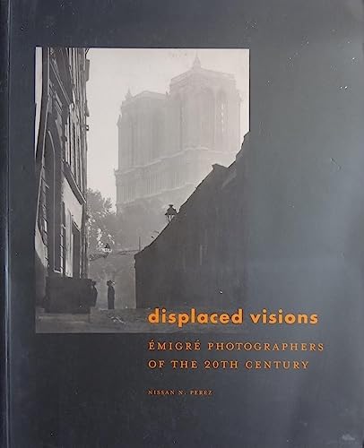 Beispielbild fr Displaced Visions: Emigre Photographers of the 20th Century zum Verkauf von ERIC CHAIM KLINE, BOOKSELLER (ABAA ILAB)