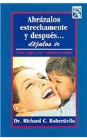 Beispielbild fr Abrazalos estrechamente y despues.dejalos ir : Como llegar a ser verdaderos padres / Hold Them Very Close, Then Let Them Go : How to Be an Authentic Parent (Spanish Edition) zum Verkauf von ThriftBooks-Dallas