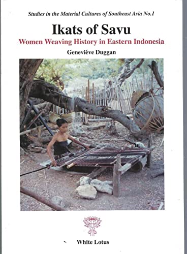 Imagen de archivo de Ikats of Savu: Women Weaving History in Eastern Indonesia a la venta por AwesomeBooks