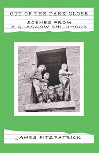 Beispielbild fr OUT OF THE DARK CLOSE: Scenes from a Glasgow Childhood zum Verkauf von Buchpark